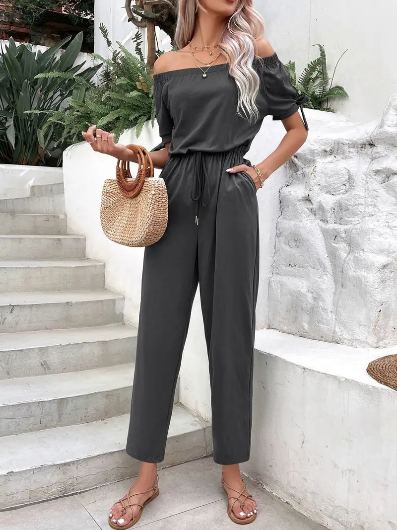 Casual jumpsuit met blote schouders, tailleband en gedetailleerde afwerking op de korte mouwen