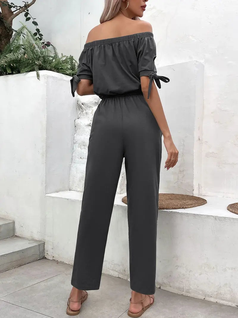 Casual jumpsuit met blote schouders, tailleband en gedetailleerde afwerking op de korte mouwen