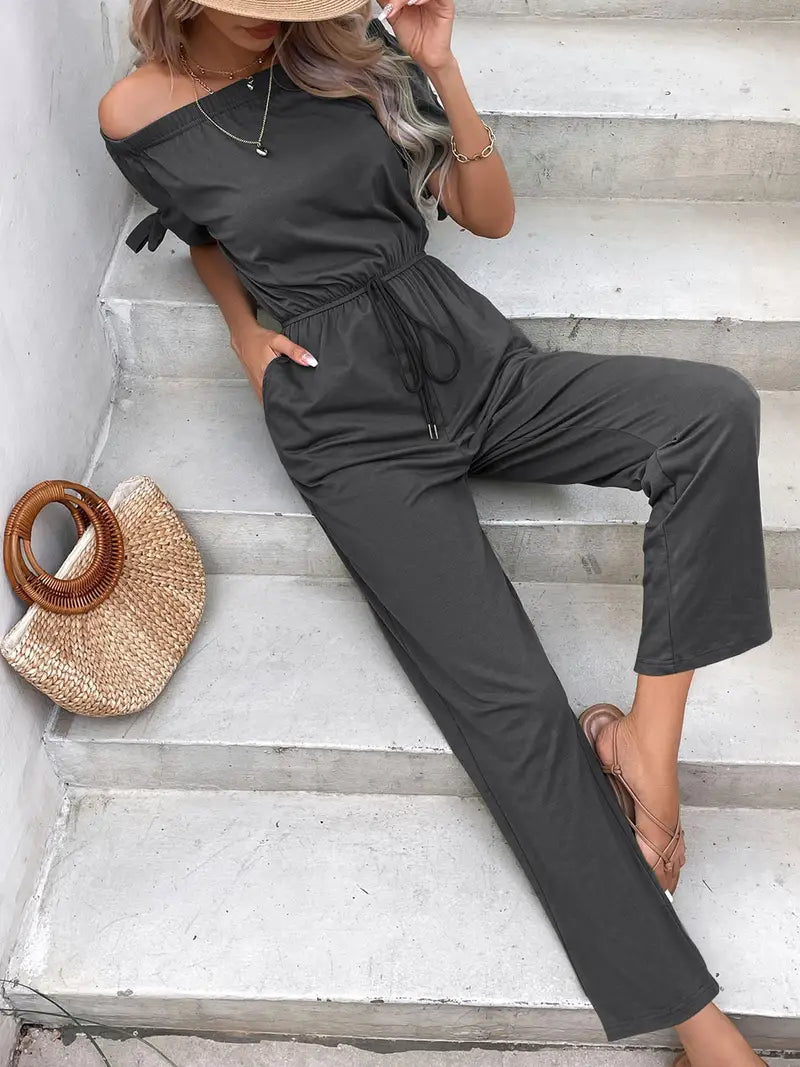 Casual jumpsuit met blote schouders, tailleband en gedetailleerde afwerking op de korte mouwen