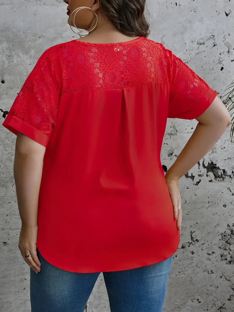 Plus size damesblouse met korte mouwen en verfijnd borduurwerk