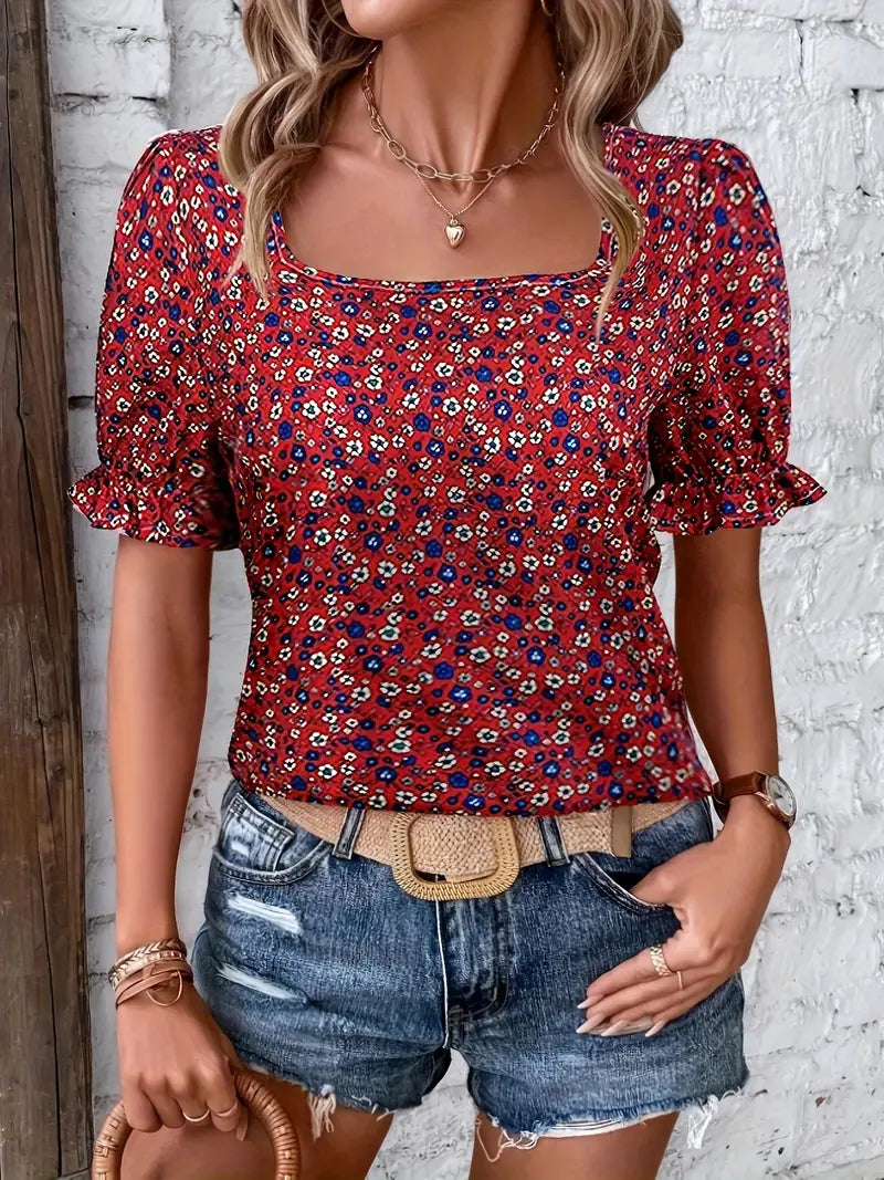 Zomerse damesblouse met rechthoekige hals en trompetmouwen