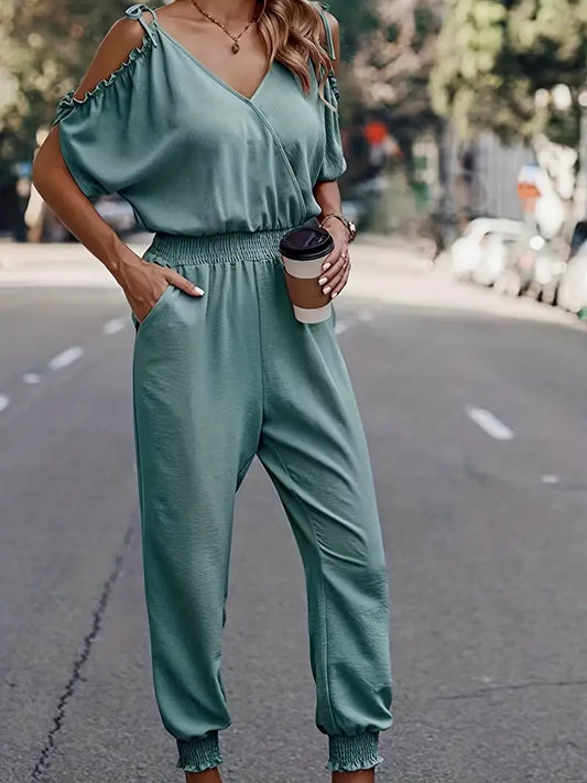 Zomerse jumpsuit met V-hals, uitgesneden schouders en elastische pijpen