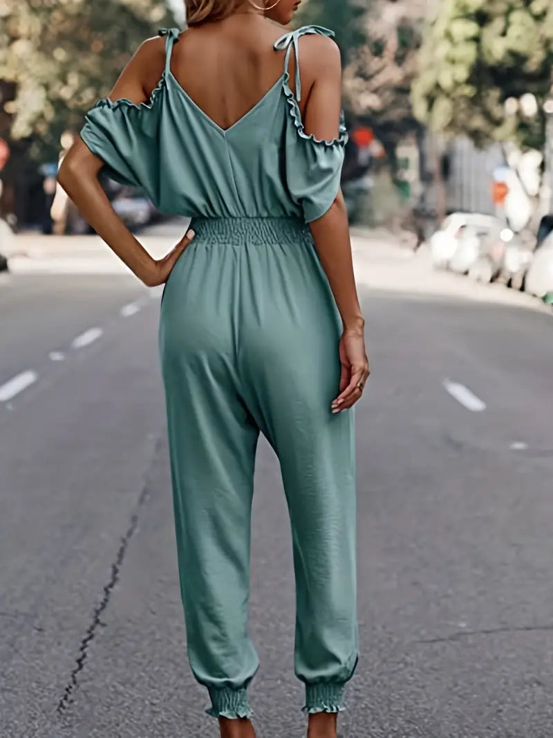 Zomerse jumpsuit met V-hals, uitgesneden schouders en elastische pijpen