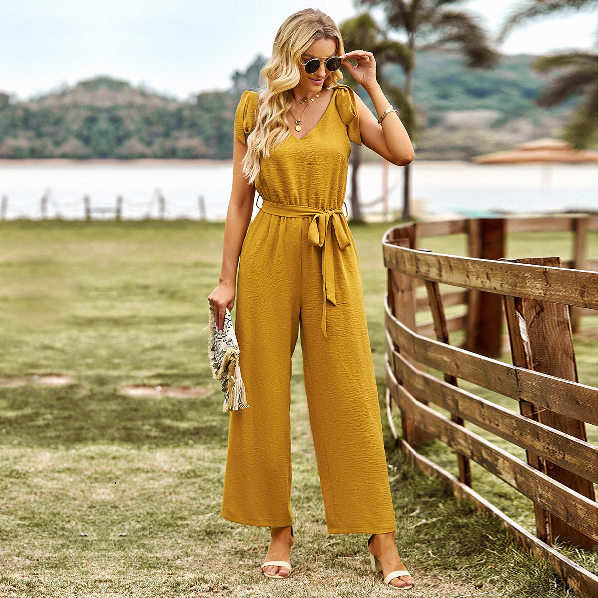 Mouwloze jumpsuit met wijde broekspijpen en taillestrik